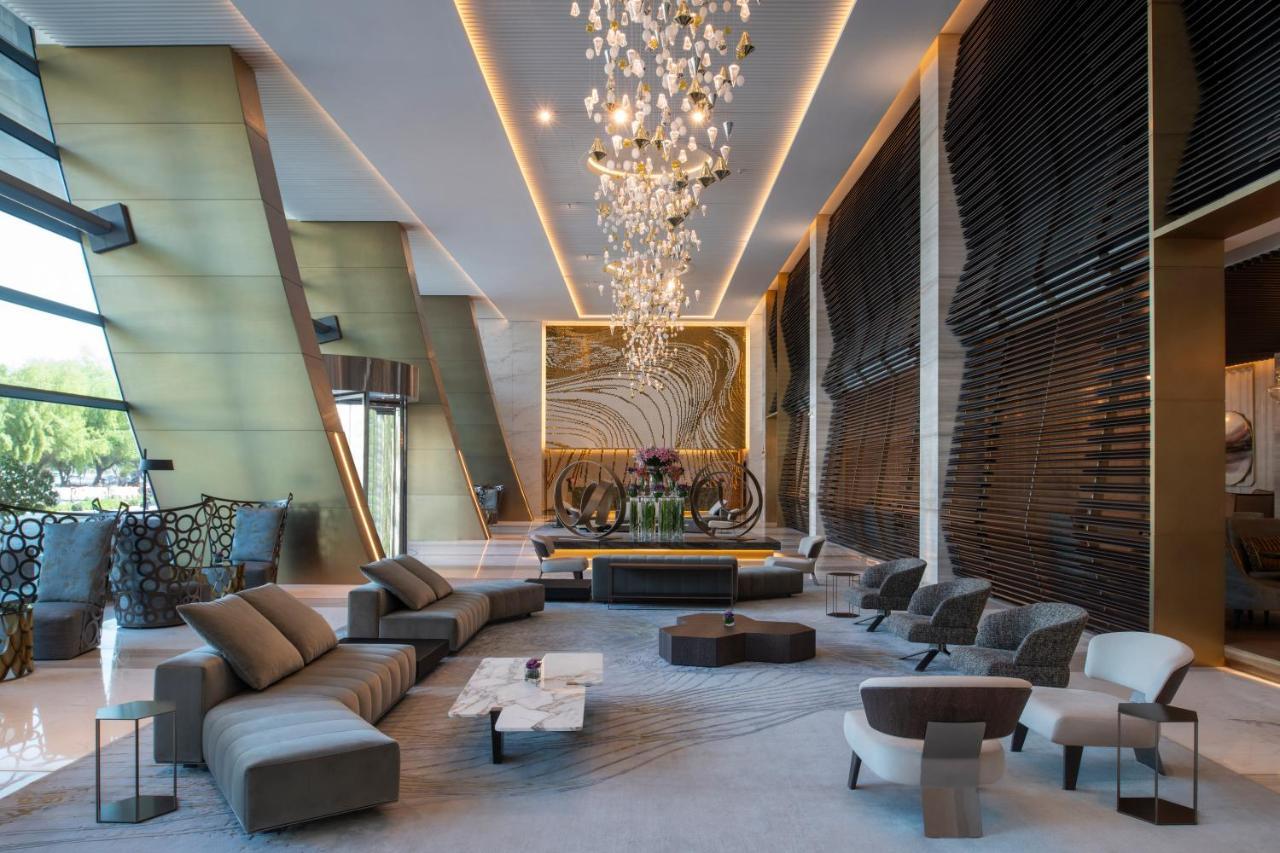 Steigenberger Hotel Доха Екстер'єр фото The photo depicts a modern and stylish hotel lobby. It features a spacious interior with elegant design elements. Prominent highlights include:

- A large, artistic chandelier hanging from the ceiling, providing ambient lighting.
- A central seating 