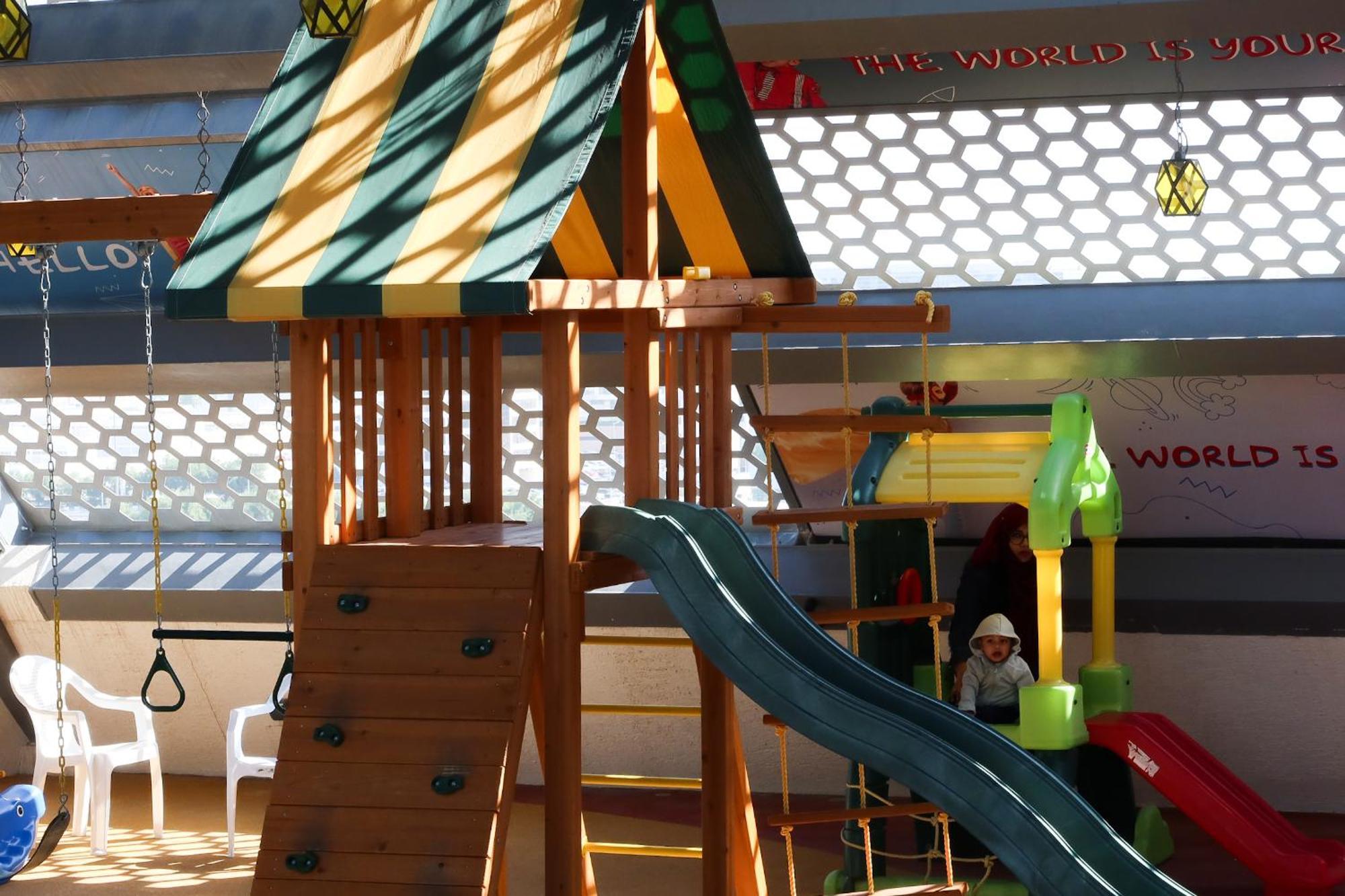 Steigenberger Hotel Доха Екстер'єр фото A playground in a shopping mall